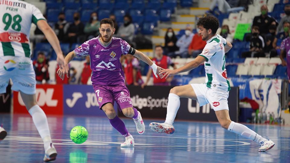 Rafa López, de Palma Futsal, conduce el balón ante Zequi, de Córdoba Patrimonio.