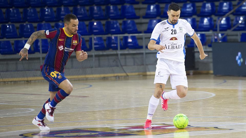 Chino, jugador del Viña Albali Valdepeñas, ante Ximbinha, del Barça.