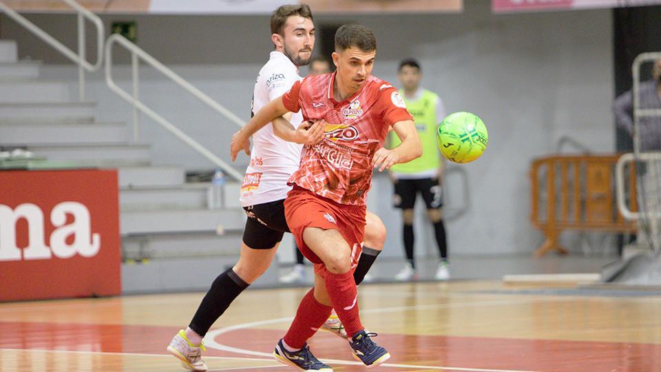 Marcel, de ElPozo Murcia Costa Cálida, controla el balón ante Javi Mínguez, de Ribera Navarra FS (Fotografía: Pascu Méndez)