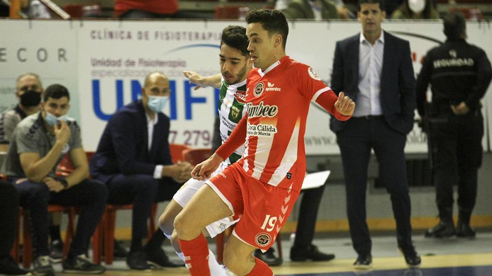 Jesús Izquierdo, jugador del Jimbee Cartagena, ante Lucas Perin, del Córdoba Patrimonio de la Humanidad.