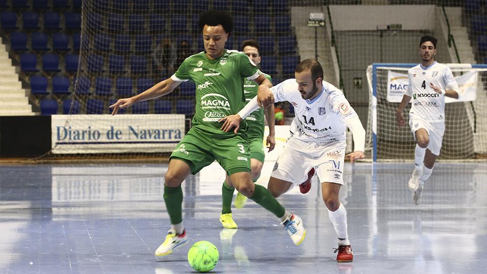 Juninho, de Osasuna Magna Xota, pelea por el balón con Javi Amorós, de BeSoccer UMA Antequera.