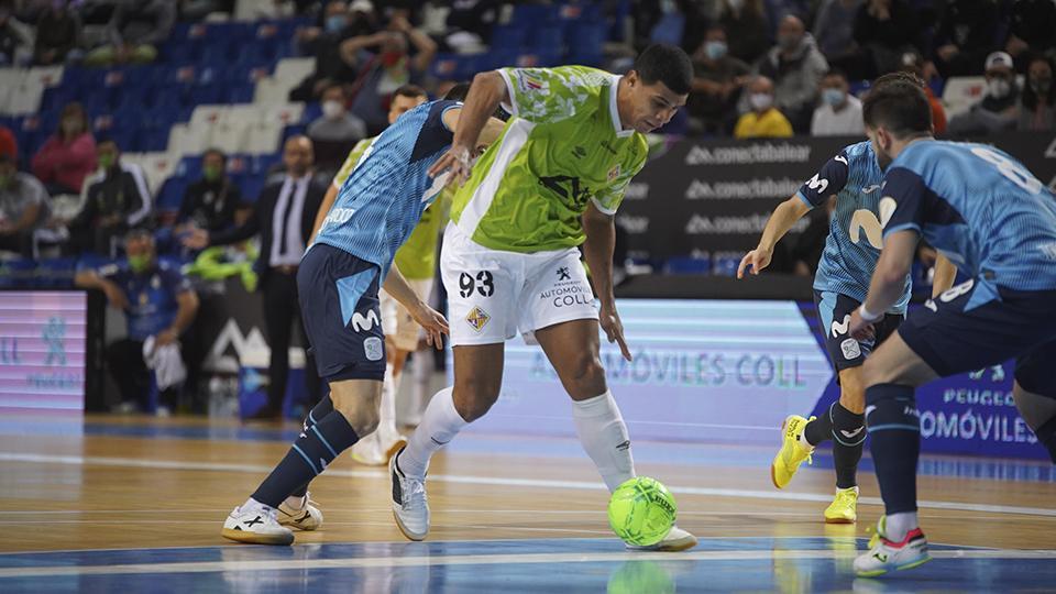 Vilela, jugador de Palma Futsal, trata de zafarse de varios rivales de Inter FS.