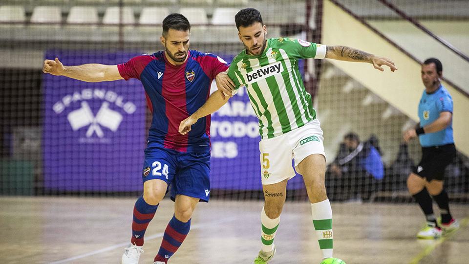 Pedro Toro, jugador del Levante UD FS, pugna por el balón con Elías, del Real Betis Futsal.