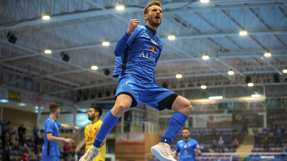 Sergio González, de Viña Albali Valdepeñas, celebra un gol.