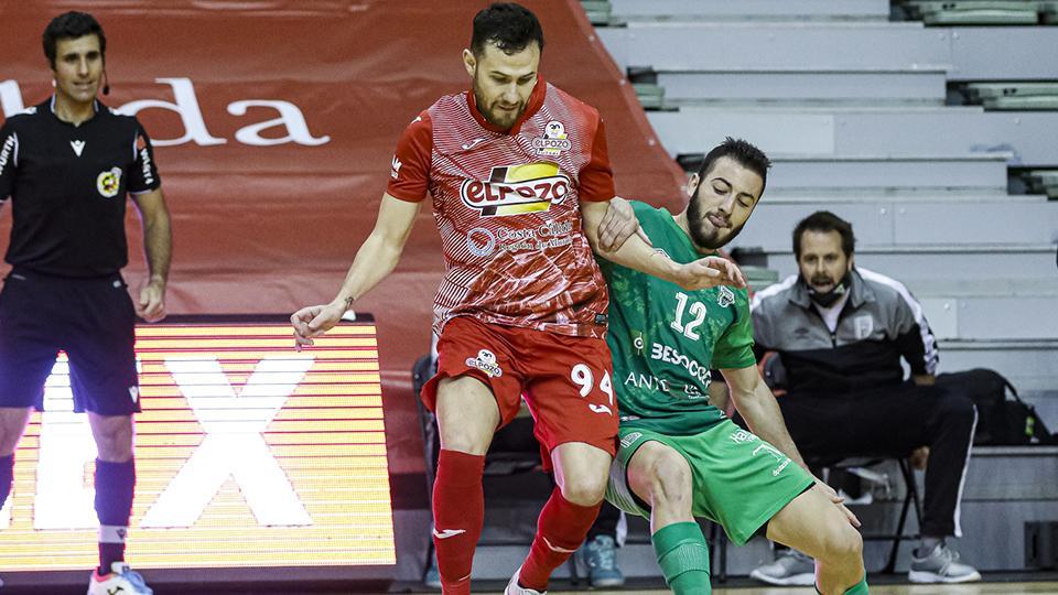 Paradynski, jugador de ElPozo Murcia Costa Cálida, ante Cobarro, del BeSoccer CD UMA Antequera.