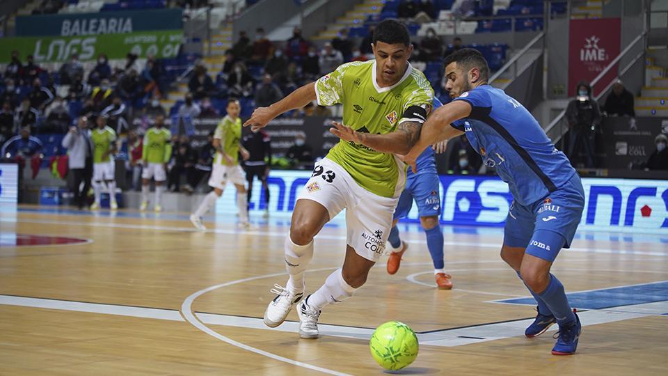 Vilela, de Palma Futsal, pugna por el esférico.