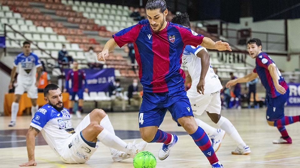 Esteban, del Levante UD FS, conduce el balón durante un partido