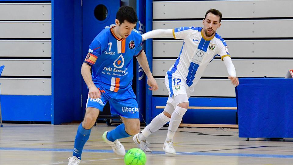 Muniesa, jugador del Full Energía Zaragoza, ante Delpi, del CD Leganés. (Foto: Andrea Royo López).