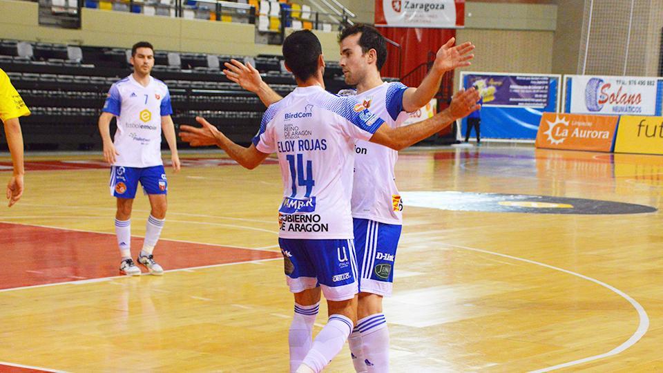 Los jugadores del Fútbol Emotion Zaragoza celebran un tanto.