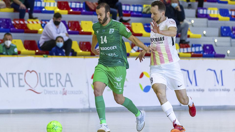 Javi Amorós, del BeSoccer UMA Antequera, conduce el balón ante Drahovsky, de Industrias Santa Coloma (Fotografía: iso100photopress)