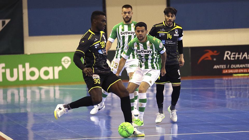 Hélder, de O Parrulo Ferrol, con el balón.