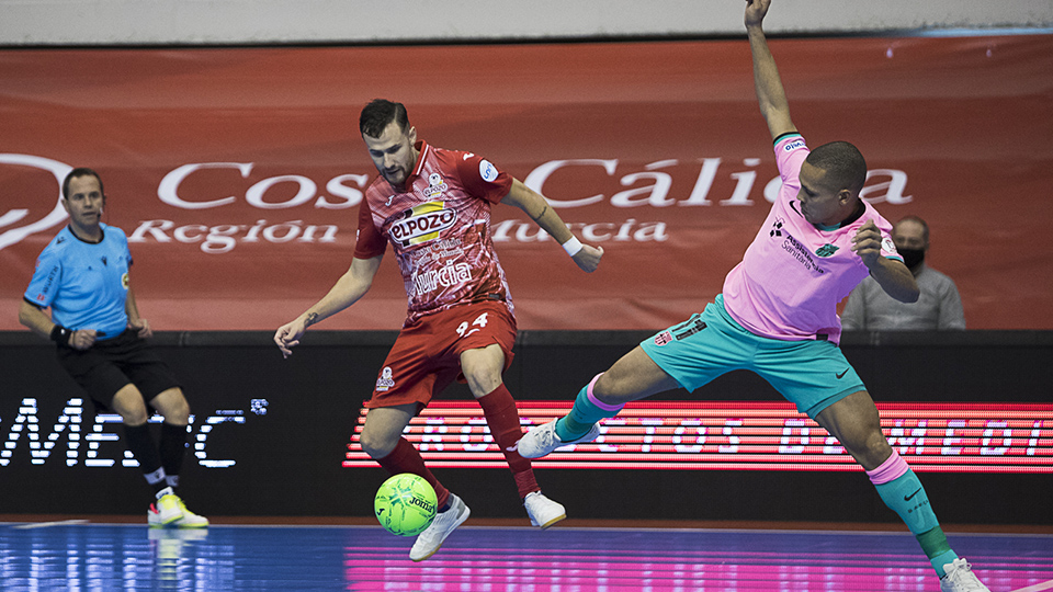 Ferrao, del Barça, y Paradynski, de ElPozo Murcia Costa Cálida, pugnan por el balón.