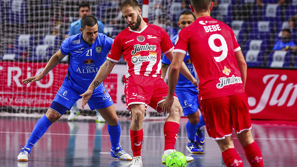 Solano, de Jimbee Cartagena, controla el balón ante José Ruiz, de Viña Albali Valdepeñas, en los Cuartos de Final de la Copa de España Comunidad de Madrid 2021