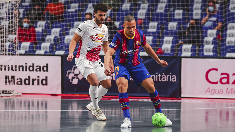 Ferrao, del Barça, protege el balón.