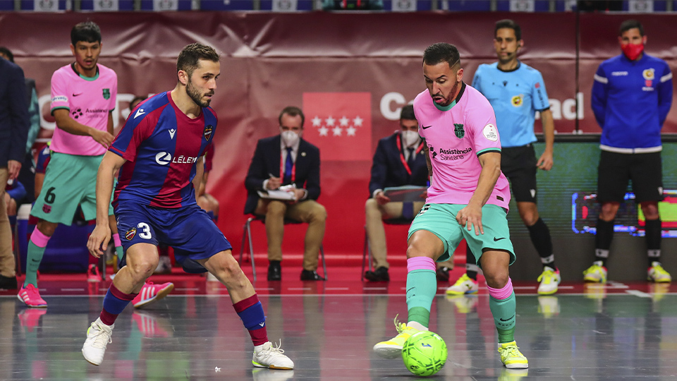 Ximbinha, de Barça, con el balón ante Rafa Usín, del Levante UD.