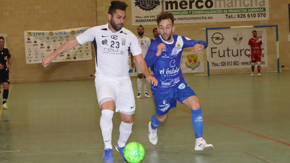 Víctor Cachón, de UA Ceutí, conduce el balón ante Álvaro López, de Manzanares FS Quesos El Hidalgo