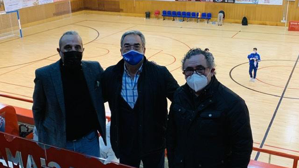 Luis Moreno, Javier Lozano y Severino Barreiro, durante el partido Rivas - Noia.