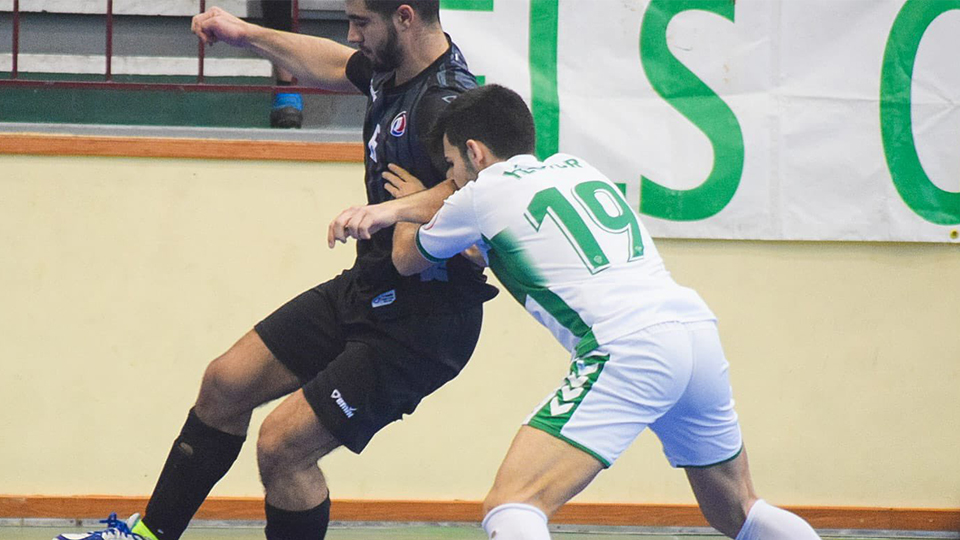 Vargas, jugador del Rivas Futsal, protege el balón ante Héctor Jover, del Elche CF.