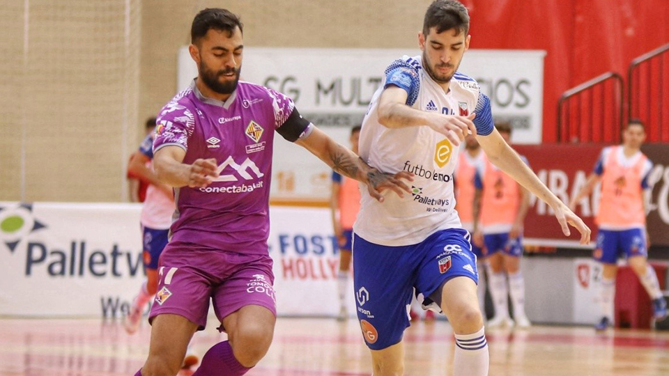 Adri Ortego, del Fútbol Emotion Zaragoza, y Diego Nunes, de Palma Futsal, pugnan por el balón