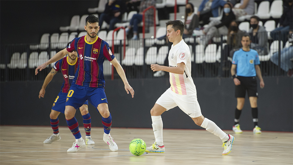 Corso, de Industrias Santa Coloma, ante Esquerdinha, del Barça.
