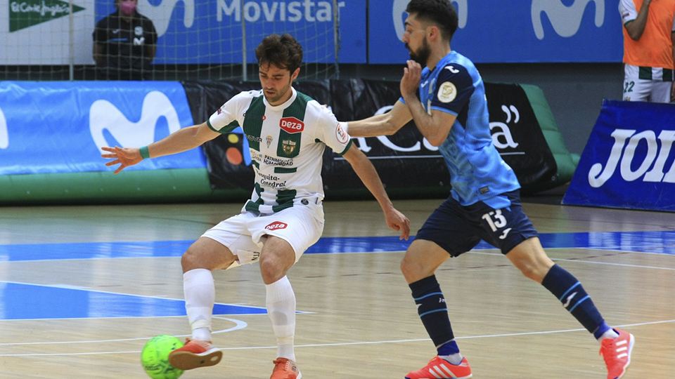 Pablo del Moral, de Córdoba Patrimonio, conduce el balón ante Éric Martel, de Inter FS