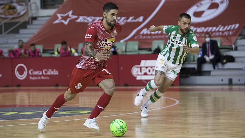 Felipe Valerio, de ElPozo Murcia Costa Cálida, conduce el balón ante Víctor Arévalo, del Real Betis Futsal