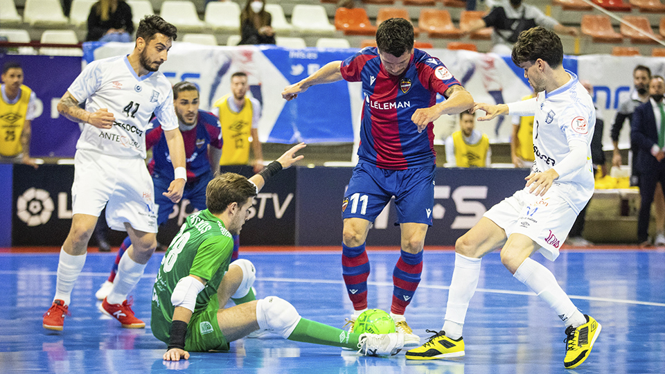 Juan Carlos, jugador del BeSoccer CD UMA Antequera, durante un partido.