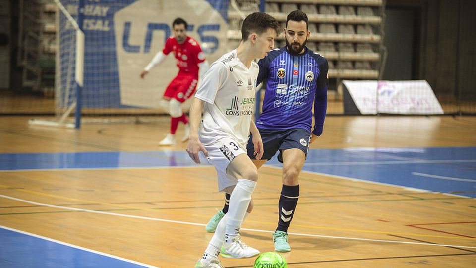 Alán, jugador de JERUBEX Santiago Futsal, protege el balón ante Gambín, de Bisontes Castellón.