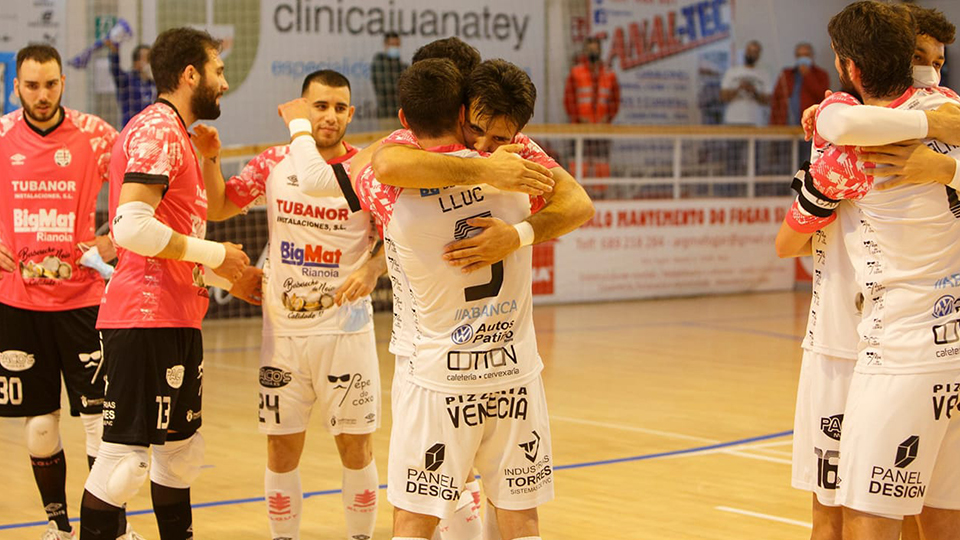 Los jugadores de Noia Portus Apostoli celebran un tanto.