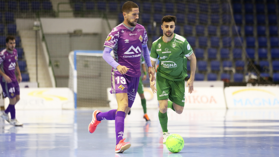 Raúl Campos, jugador del Palma Futsal, ante César, del Osasuna Magna Xota.