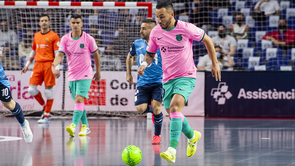 Ximbinha, del Barça, conduce el balón durante la XXXI Supercopa de España
