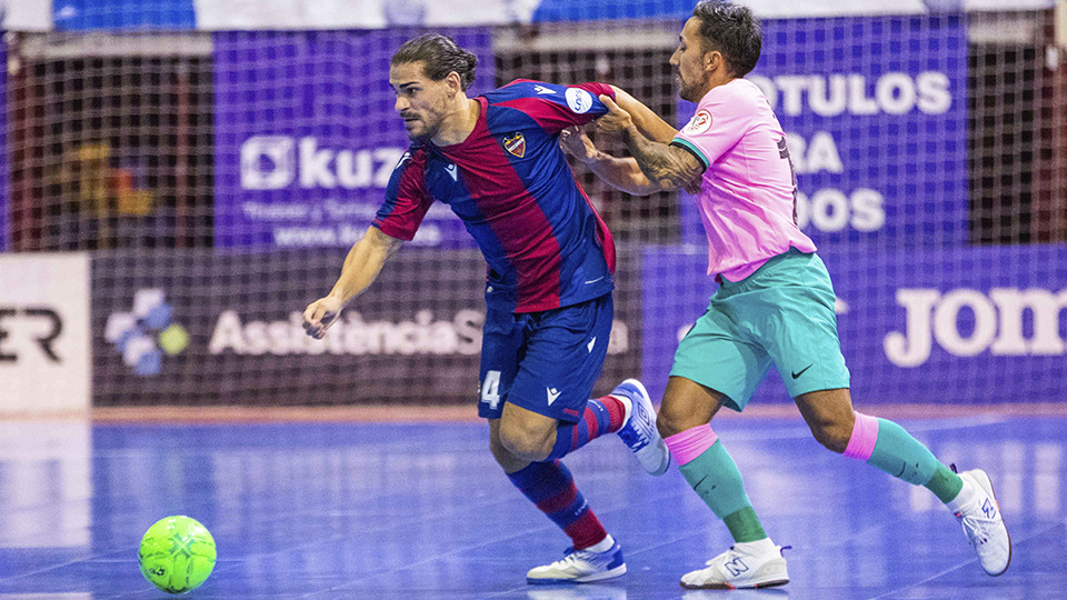 Esteban, de Levante UD, con el balón ante la presión de Rivillos, del Barça.