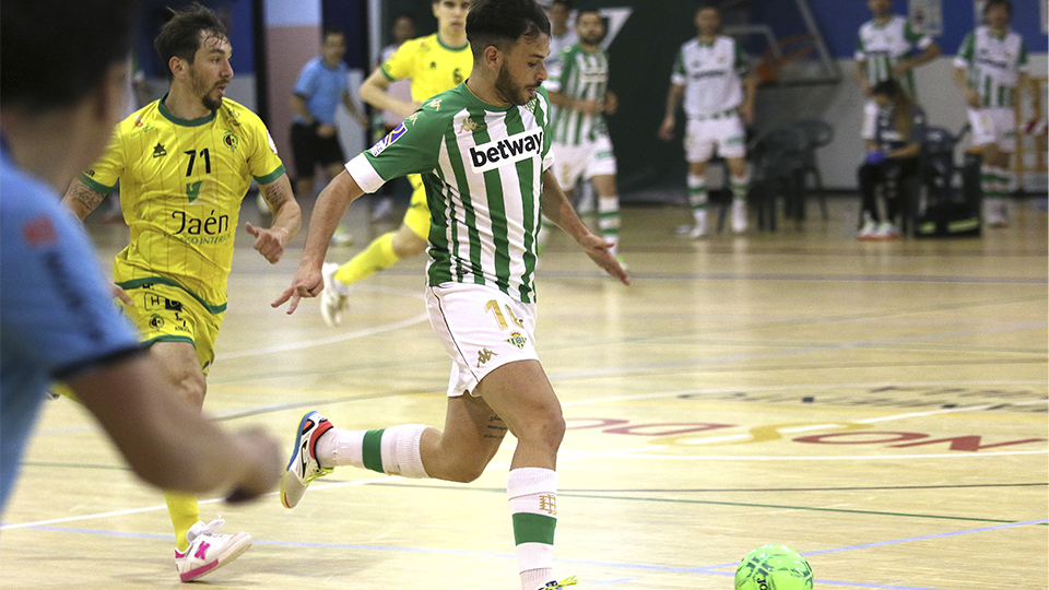 Ivi, del Real Betis Futsal, conduce el balón durante un partido