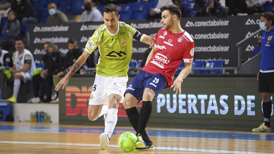 César, del Osasuna Magna Xota, da un pase ante Joao Batista, de Palma Futsal