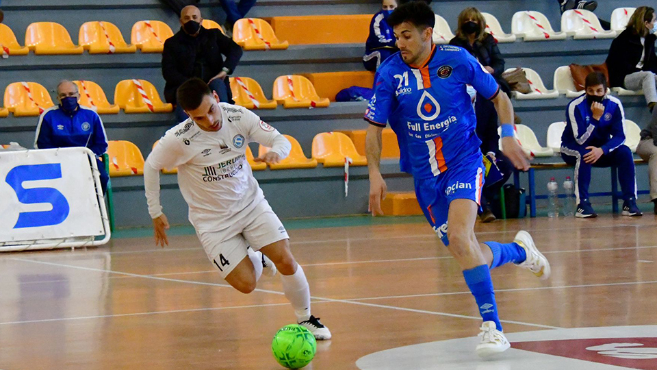 Carlos García, Full Energía Zaragoza, conduce el balón ante Matos, del JERUBEX Santiago Futsal (Fotografía: Andrea Royo López)