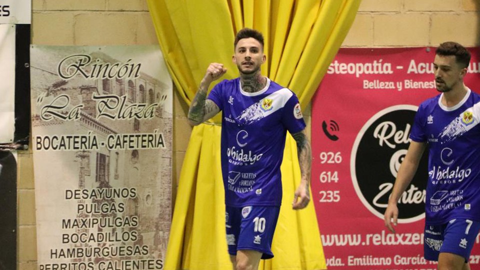 Antoñito, jugador del Manzanares Quesos El Hidalgo, celebra un tanto.