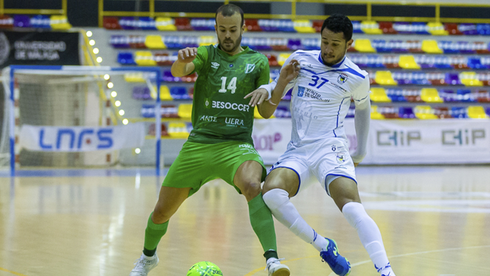 Javi Amorós, jugador del BeSoccer CD UMA Antequera, ante Thalles, de O Parrulo Ferrol.