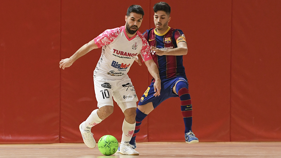 Javaloy, de Noia Portus Apostoli, protege el balón ante Mario, del Barça B.