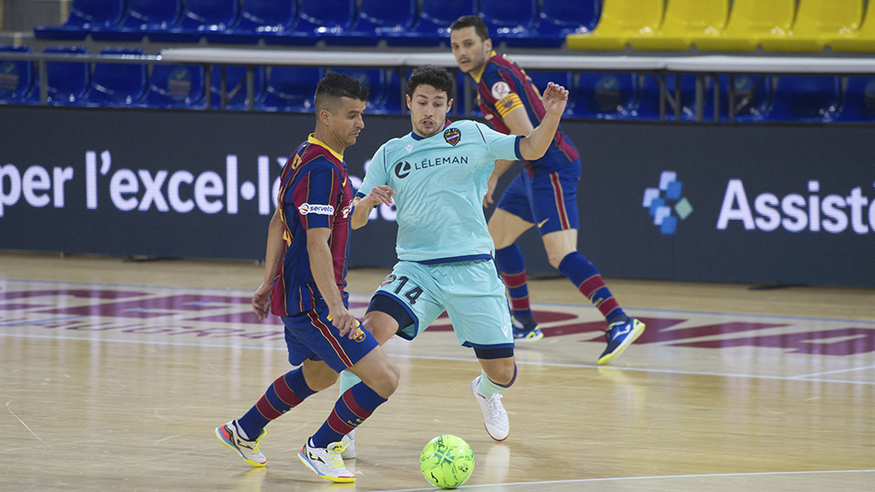 Marcenio, del Barça, lucha por el balón con Roger, del Levante UD.