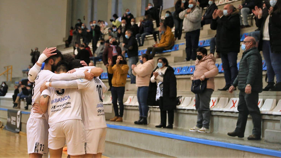 Los jugadores de JERUBEX Santiago Futsal, junto a la afición