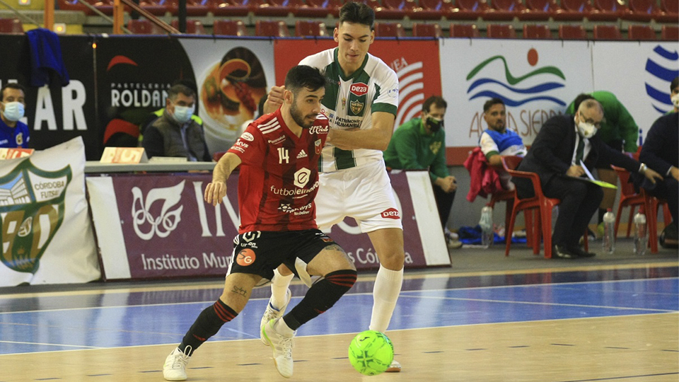 Eloy Rojas, de Fútbol Emotion Zaragoza, ante la presión de Ricardo, de Córdoba Patrimonio.