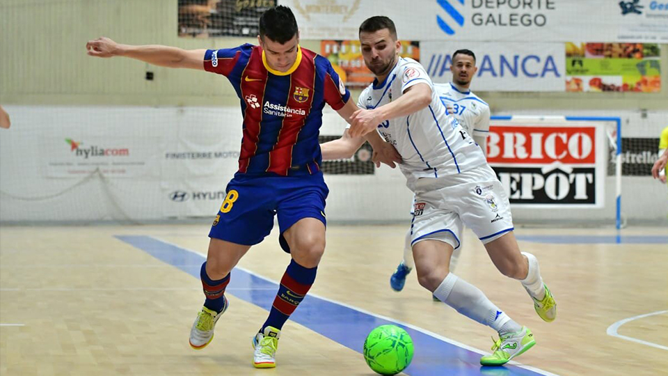 Marcenio, del Barça, conduce el balón ante Kevin Chis, de O Parrulo Ferrol (Fotografía: Ismael Miján / MijanPhoto)