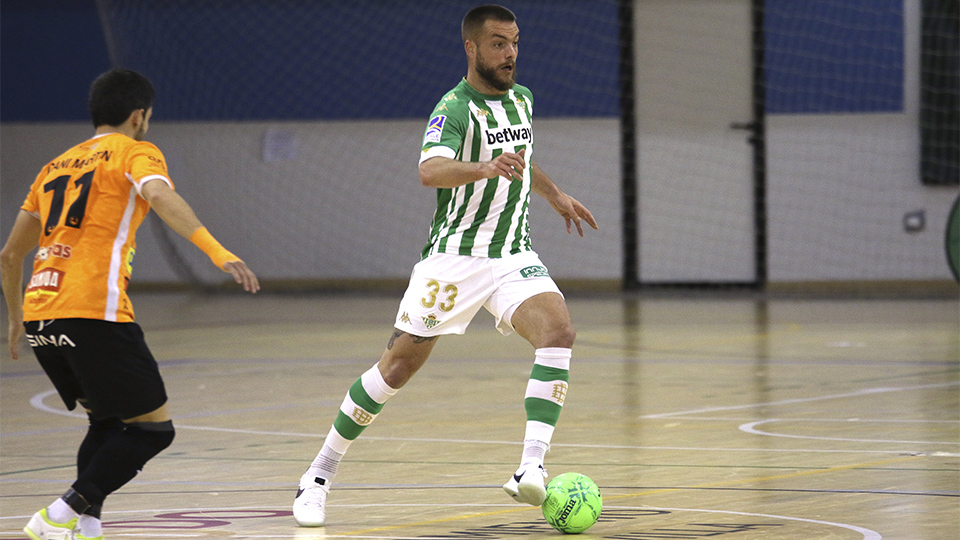 Víctor Arévalo, del Real Betis Futsal, con el balón.