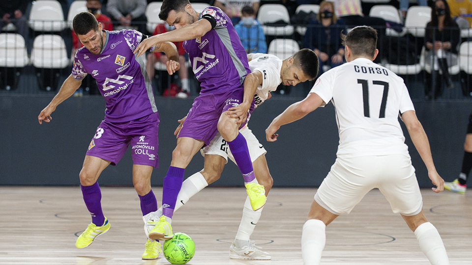 Lolo, de Palma Futsal, y Khalid, de Industrias Santa Coloma, pugnan por el balón.