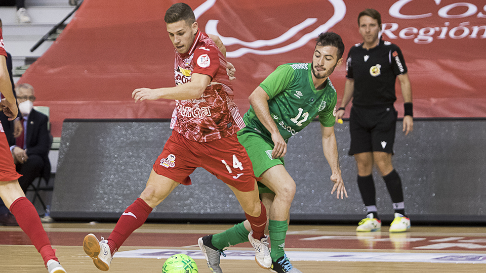 Fernando, jugador de ElPozo Murcia Costa Cálida, ante Cobarro, del BeSoccer CD UMA Antequera. (Foto: Pascu Méndez)