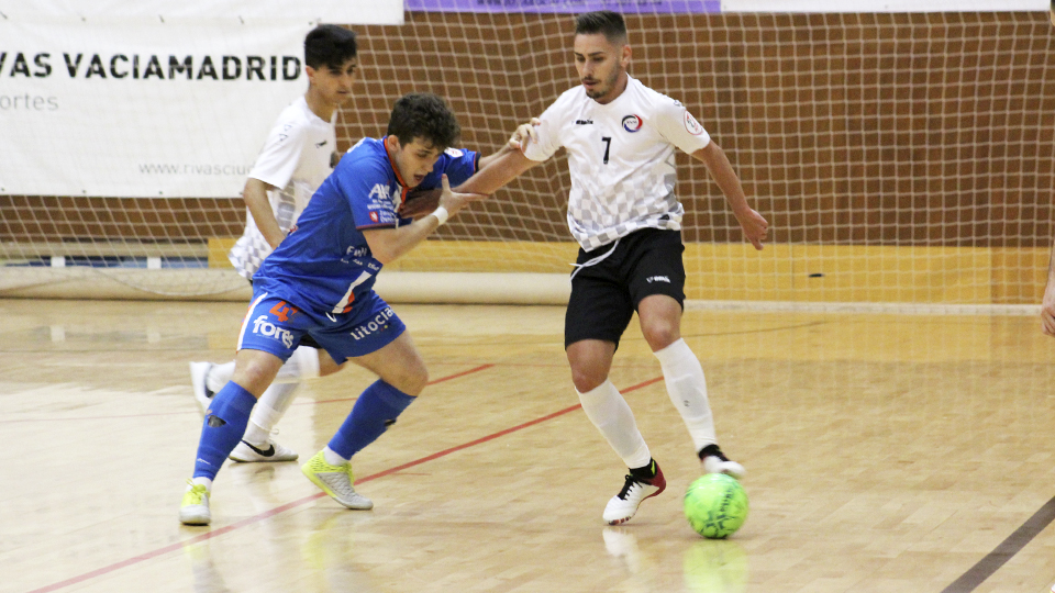 Rafita, jugador del Rivas Futsal, protege el balón ante Marcos Forga, del Full Energía Zaragoza.