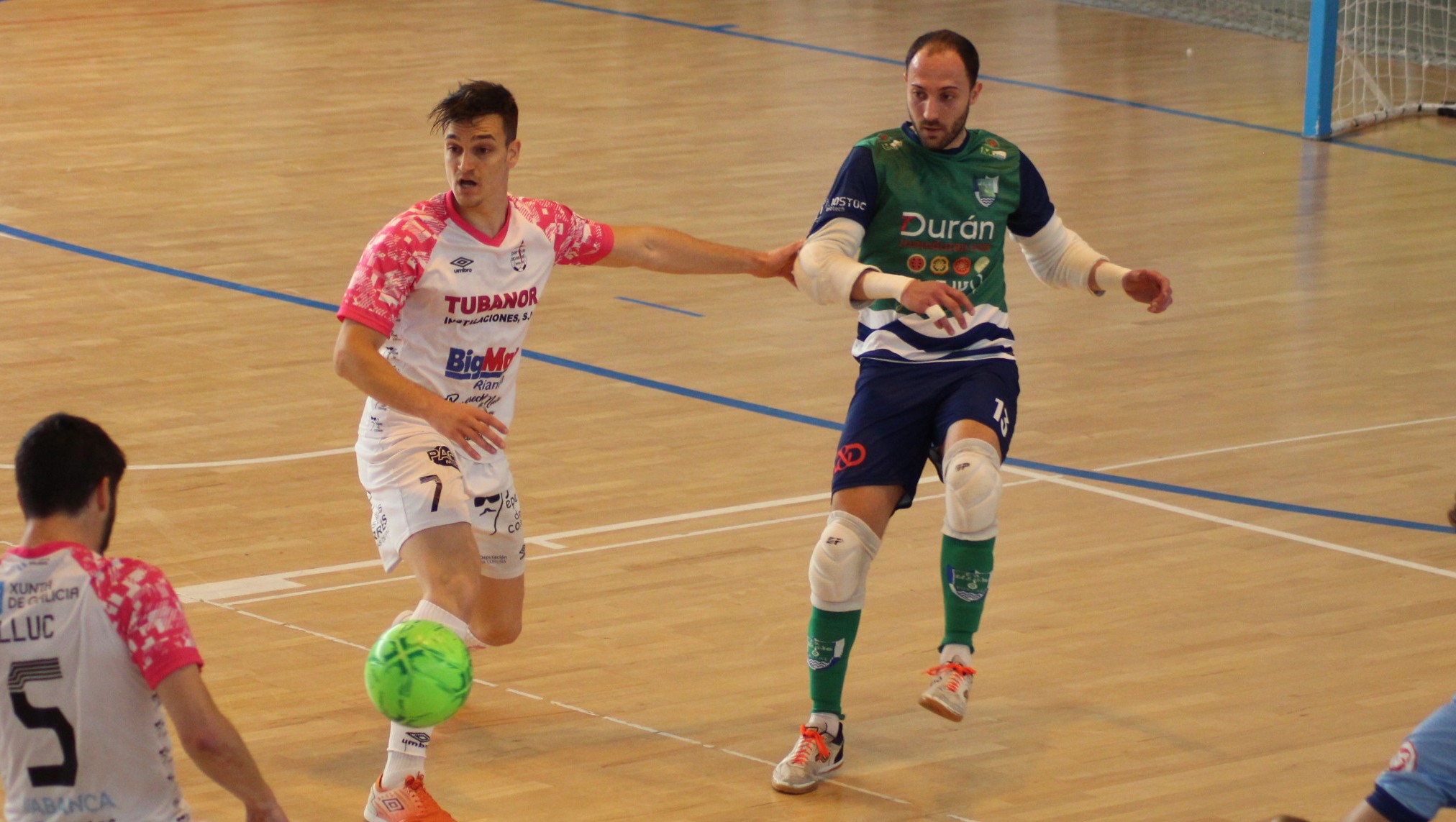 Pope, del Noia Portus Apostoli, pugna por el balón con Franco, del CD El Ejido Futsal