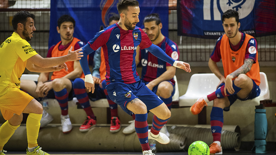 Rivillos, del Levante UD FS, conduce el balón durante un partido