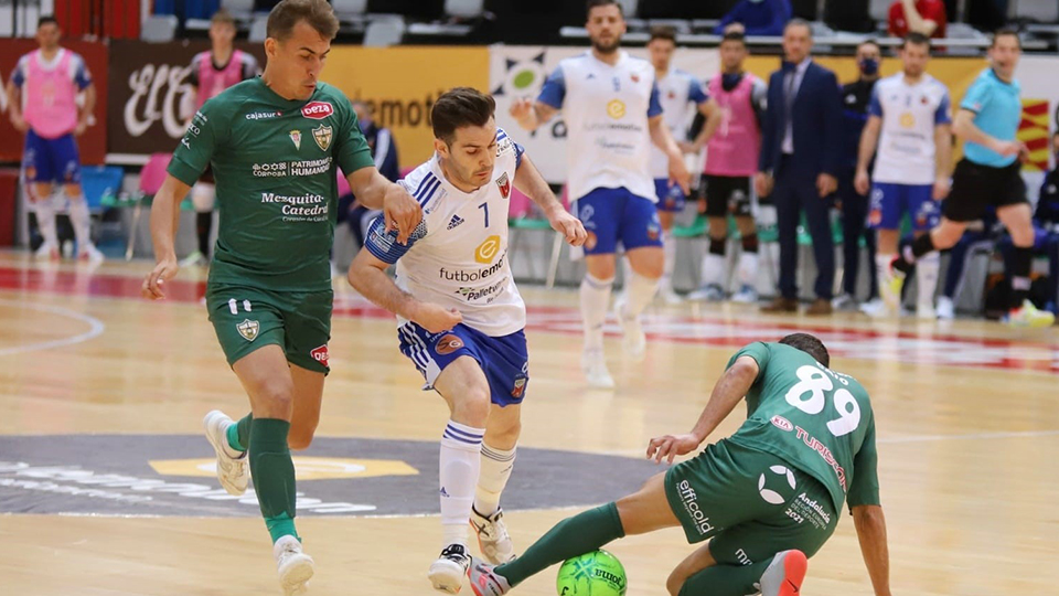 Javi Alonso, jugador del Fútbol Emotion Zaragoza, ante Caio y Koseky, del Córdoba Patrimonio. (Foto: Jorge Vicioso)