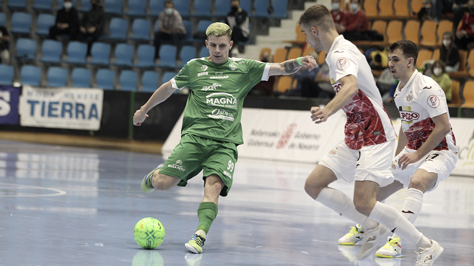 Fabinho, jugador de Osasuna Magna Xota, ante Alberto García y Marcel, de ElPozo Murcia Costa Cálida.